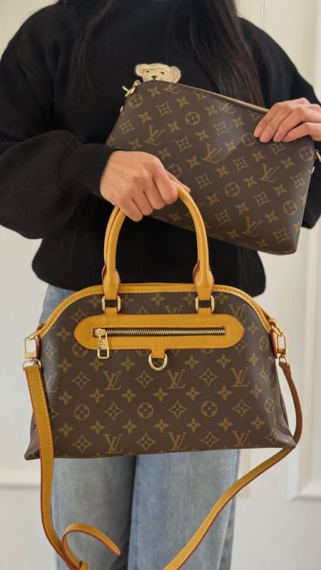 شنتة - Louis Vuitton / شامل جزدان داخلي وعلبة الشركة