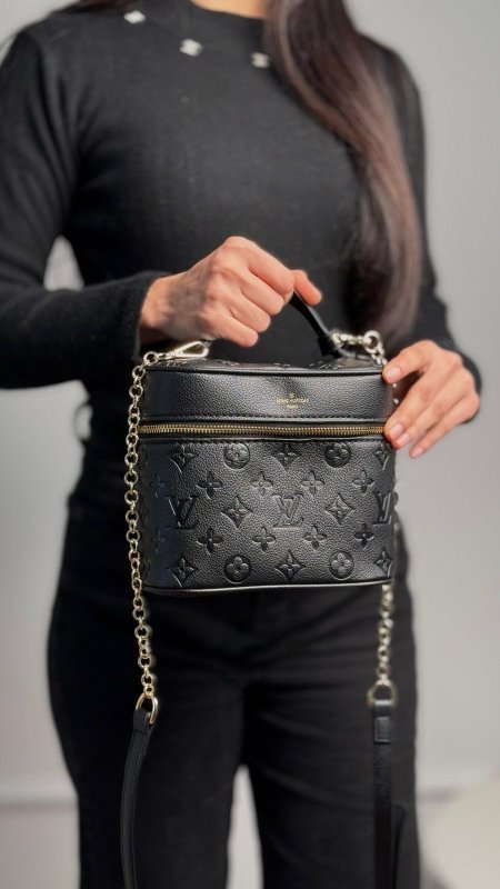 شنتة - Louis Vuitton makeup / شامل علبة الشركة