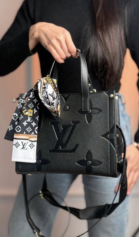شنتة - Louis Vuitton شامل سكارف / شامل علبة الشركة