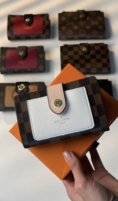 بني مربعات / أبيض