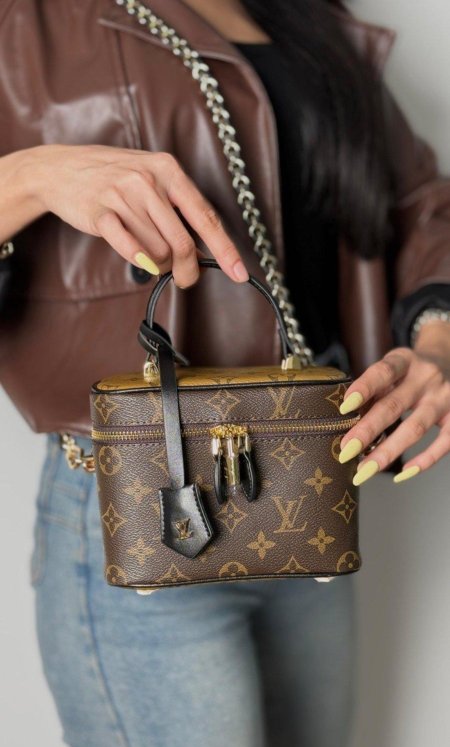 شنتة - Louis Vuitton makeup / شامل علبة الشركة
