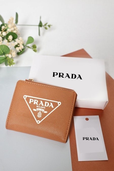Prada - بني