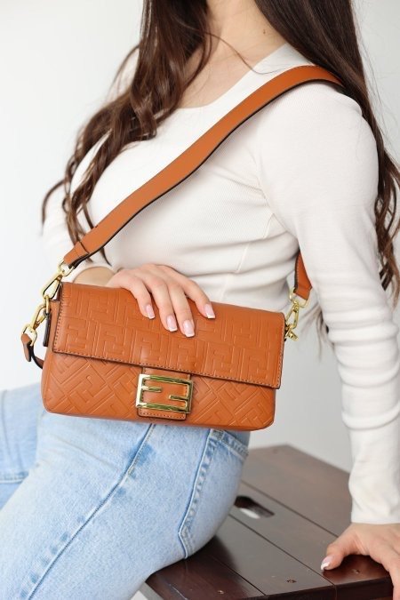 شنتة - FENDI / شامل علبة الشركة