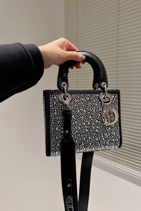 شنتة - LADY DIOR Limited Edition / شامل علبة الشركة ( أسود / كريستال )