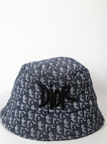 ديور مع شعار Dior