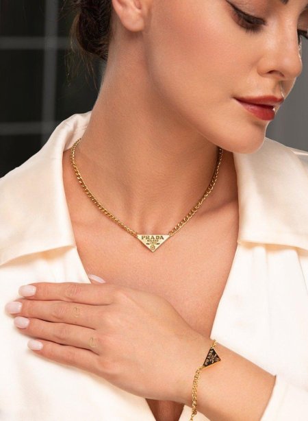 طقم ( اسوارة + سنسال ) - Prada / كفالة سنة ع اللون
