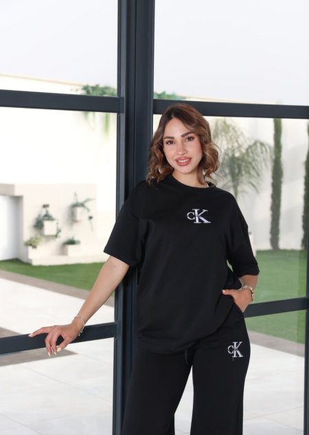 أسود