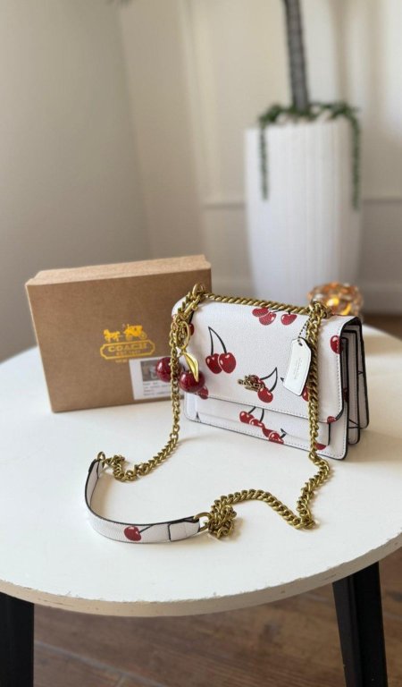 شنتة - Coach / شامل علبة الشركة وميدالية الكرزة